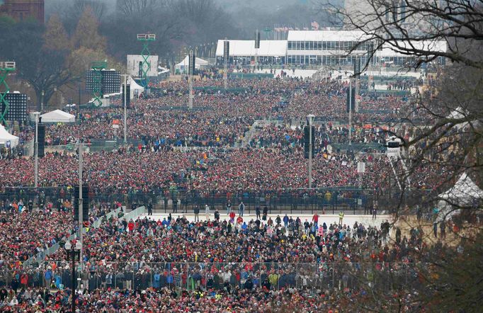 Dav před Kapitolem přihlíží slavnostní ceremonii.