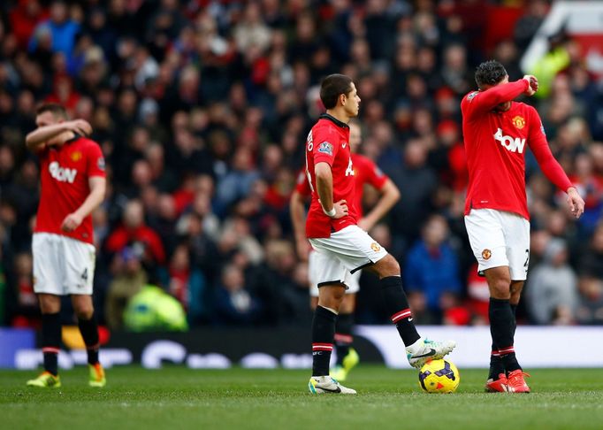 Zklamání hráčů Manchester United Jonese, Hernandeze a Van Persieho.