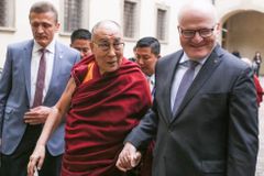 Dalajláma je zapomenut. Sobotka po schůzce chválil Hermana za investice a čerpání dotací