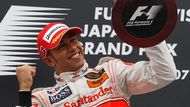 Spokojený Lewis Hamilton drží trofej pro vítěze Velké ceny Japonska formule jedna.