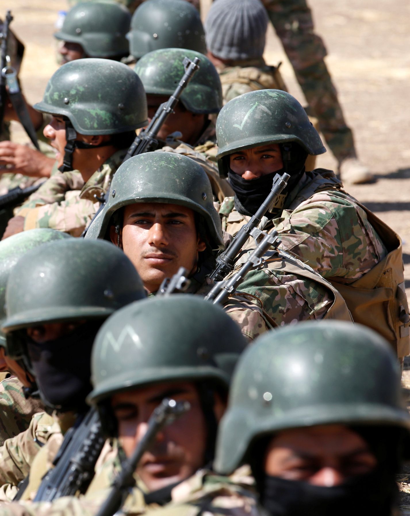 Sunnitské milice před začátkem bitvy o Mosul.