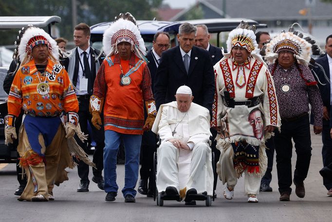 Papež František přijíždí na setkání s tzv. prvními národy, domorodými komunitami Metis a Inuitů v Maskwacis v Kanadě.