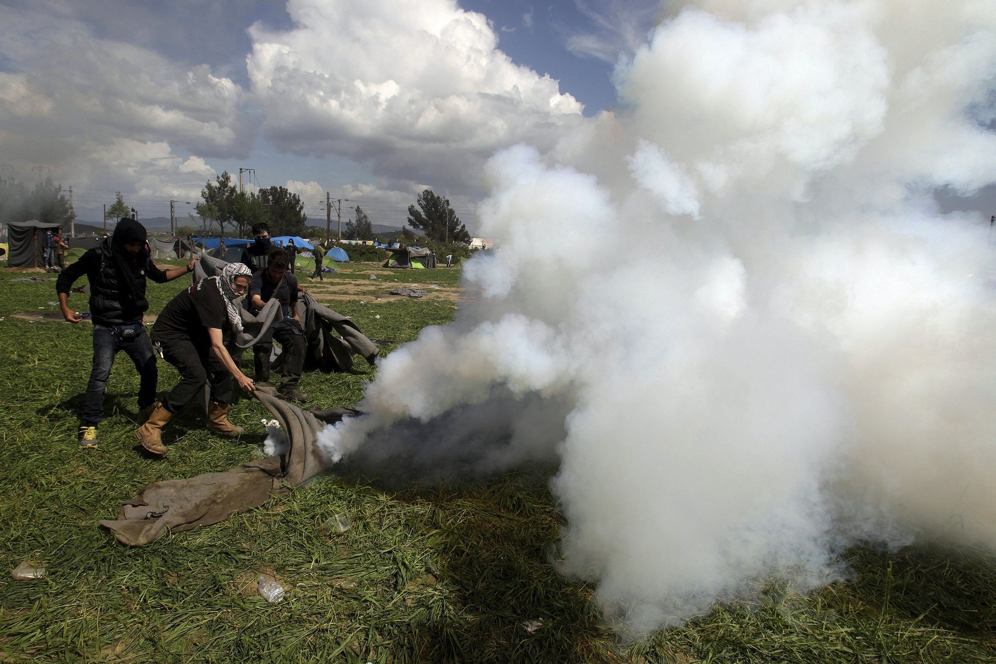 Makedonská policie použila proti uprchlíkům slzný plyn