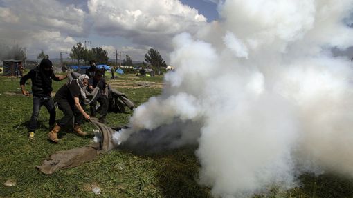 Makedonská policie použila proti uprchlíkům slzný plyn.
