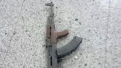 Zbraň, která na letišti zůstala po útočnících.