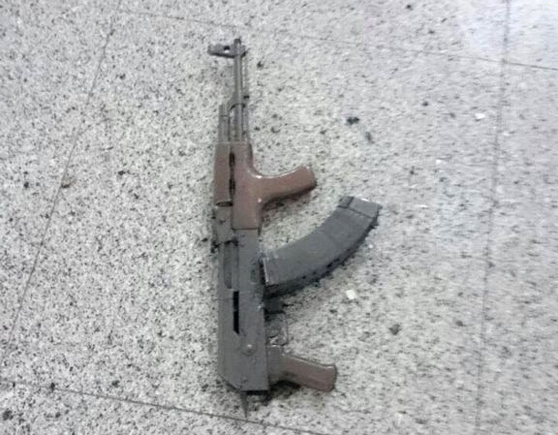 Zbraň, která na letišti zůstala po útočnících.