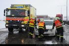 Hromadné nehody desítek aut zablokovaly Pražský okruh i D1
