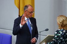 Friedrich Merz napodruhé uspěl, Spolkový sněm ho zvolil kancléřem