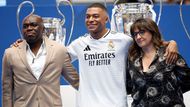 Kylian Mbappé s rodiči poprvé v dresu Realu Madrid