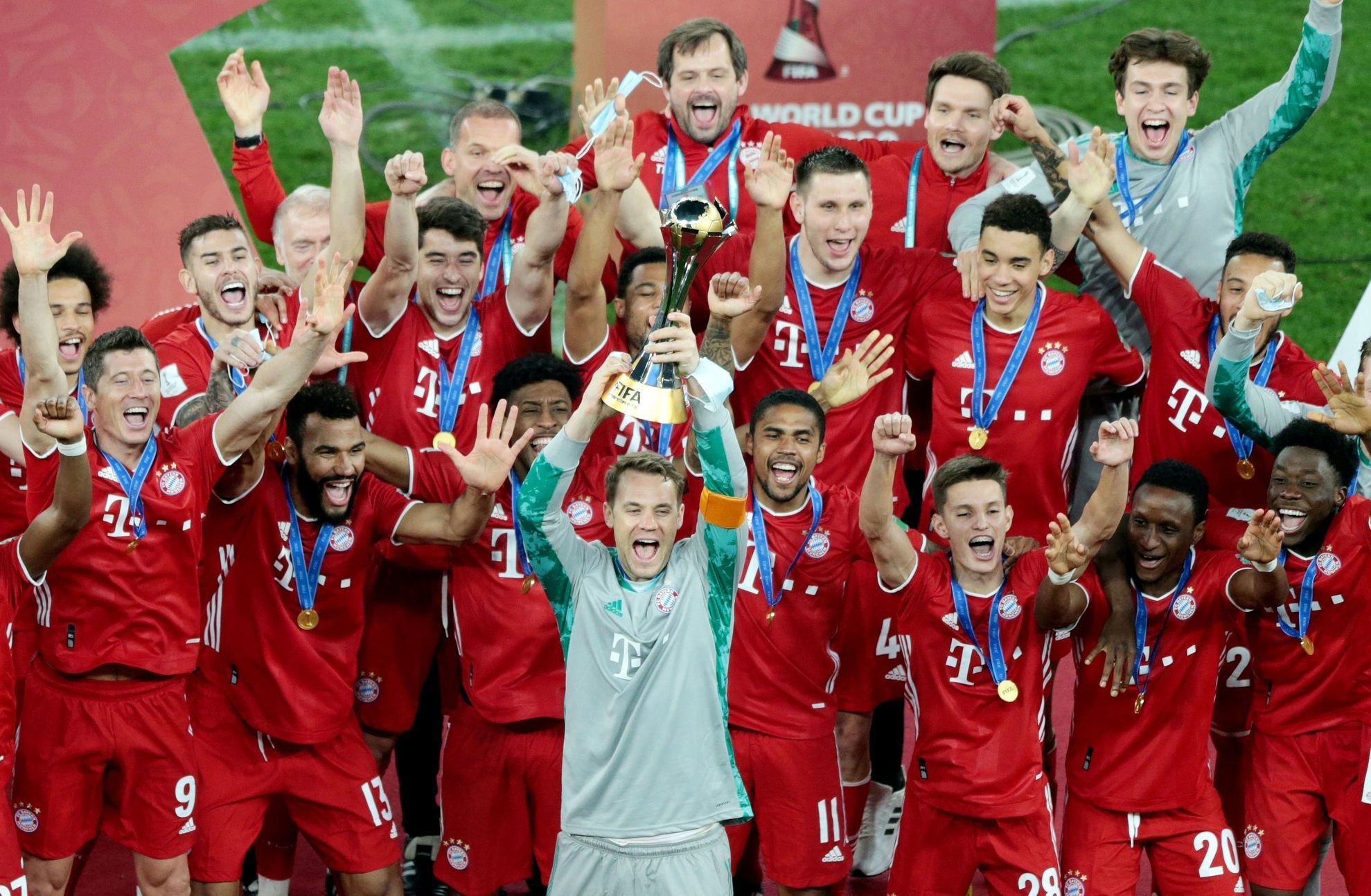 fotbal, MS klubů 2021, finále, Bayern Mnichov - Tigres, hráči Bayernu s trofejí pro vítěze