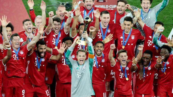 Fotbalisté Bayernu Mnichov křepčí s trofejí pro vítěze MS klubů