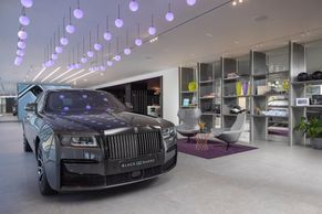 Jen dveře stály tři miliony. Pražský showroom Rolls-Royce je v novém a umí ohromit