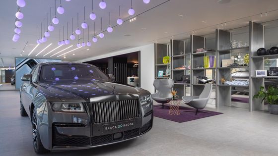 Jen dveře stály tři miliony. Pražský showroom Rolls-Royce je v novém a umí ohromit