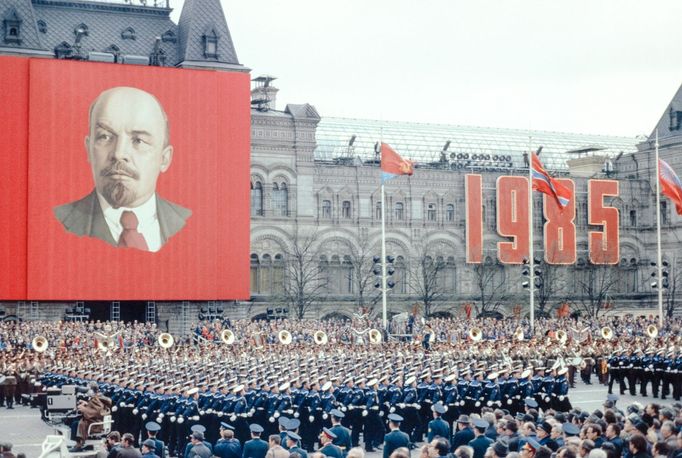 Vojenská přehlídka na Rudém náměstí v Moskvě ke Dni vítězství. Rok 1985