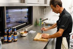 Video: Nahlédněte do kuchyně Saganova týmu Bora na Tour de France. Vezou si ji v kamionu