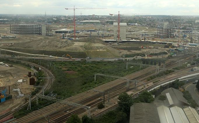 Olympijské centrum. Takto vypadá stavba olympijské vesničky z nedaleké budovy ve Stratfordu.