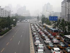 Čína zkoušela omezit o třetinu automobilovou dopravu. Výsledek? Ulicemi se lépe projíždělo, ale smog zůstal stejný.