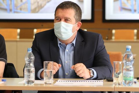 Pozice Česka vůči Izraeli zůstává neměnná, uvedl Hamáček po schůzce s Petříčkem