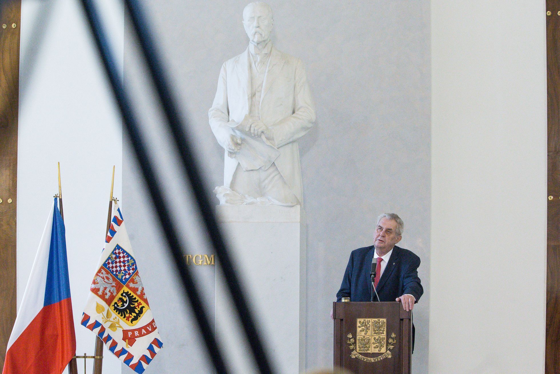 Miloš Zeman oznámil kandidaturu na prezidenta - jeho TK, aktivisté před Hradem