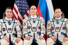 Tříčlenná posádka se po půl roce vrátila z ISS. Na oběžné dráze ji nahradili kolegové