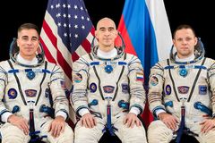 Tříčlenná posádka se po půl roce vrátila z ISS. Na oběžné dráze ji nahradili kolegové
