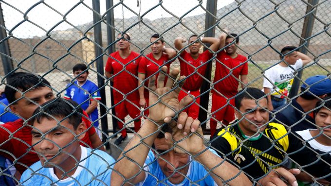 Vězeňská služba v Peru dala svým chovancům dárek. Deset dní před startem mundialu v Brazílii pro ně uspořádala fotbalové MS přímo za mřížemi. Podívejte se na slavnostní ceremoniál.