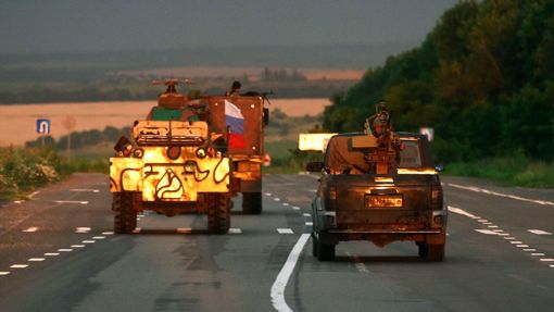 Proruští separatisté na silnici u Doněcka.