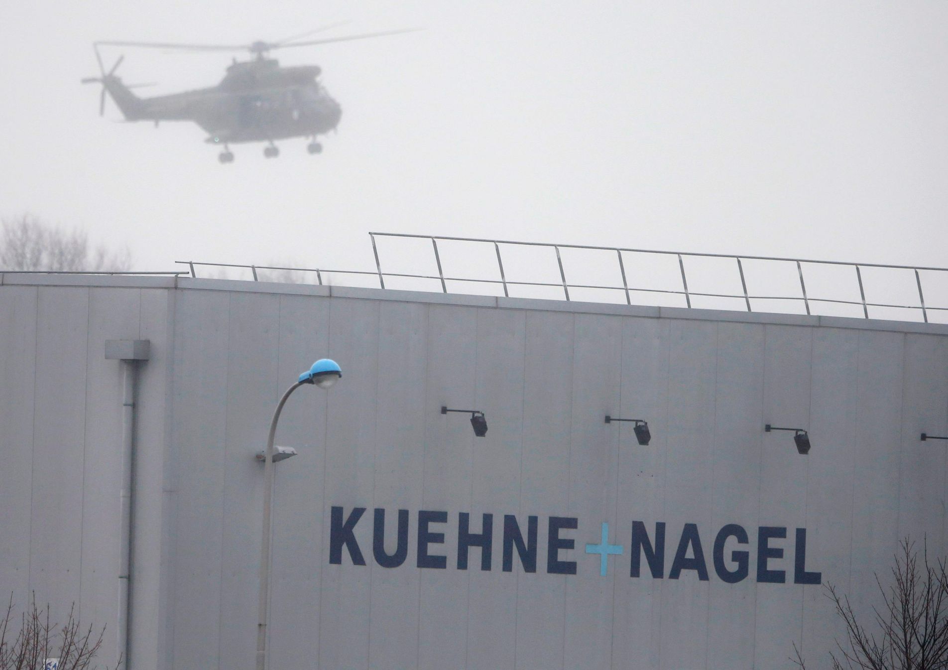 Hon na teroristy - vrtulník nad Dammartin-en-Goele