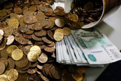 Rubl posiluje. Ruské bance Trust ale hrozí krach