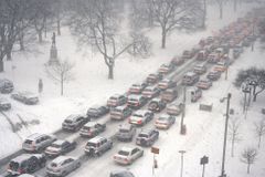 Tisíce aut ve francouzských Alpách uvěznilo sněžení