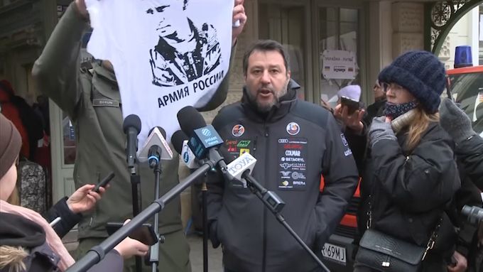 "Šašku, obleč si to triko". Salviniho na polsko-ukrajinské hranici nepřijali dobře