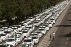 Tisíce taxikářů zablokovaly španělská města, chtějí omezit Uber