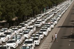 Tisíce taxikářů zablokovaly španělská města, chtějí omezit Uber