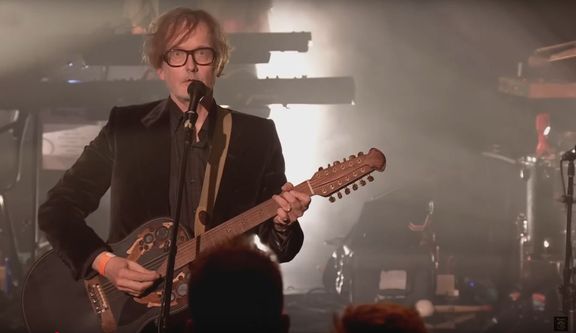 Jarvis Cocker, zpěvák britské skupiny Pulp během koncertu BBC v roce 2025.