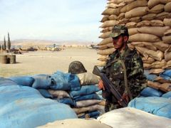 Pákistánský voják hlídkuje na armádní základně v Miranšáhu