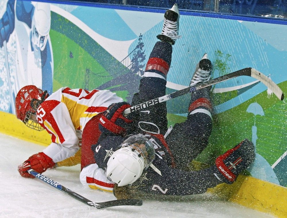 Hokej USA - Čína, srážka