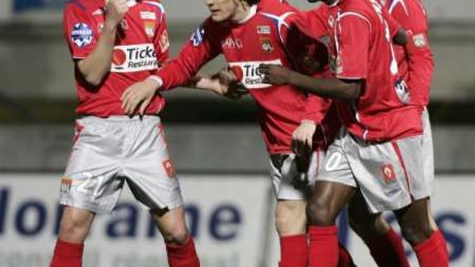 Fotbalisté Lyonu se radují z gólu do sítě AS Nancy