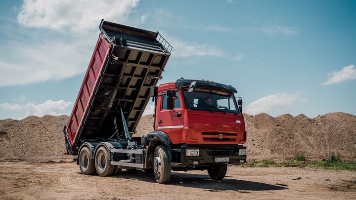 Ruská technika při práci: Zajeli jsme s Kamazem a GAZ Sobol do pískovny