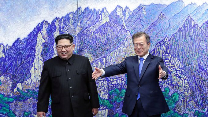 Fotografie z prvního setkání lídrů obou Korejí.