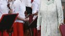 Britain's Queen Elizabeth is greeted by the National Children's Orchestra as she arrives for a lunch given by the Livery Companies for her Diamond Jubilee, at Westminster Hall in London June 5, 2012. The Queen began the fourth and final day of her Diamond Jubilee celebrations on Tuesday with a solo appearance at a thanksgiving service in St. Paul's Cathedral ahead of a horse-drawn procession and a wave from Buckingham Palace. REUTERS/Olivia Harris (BRITAIN - Tags: ANNIVERSARY ROYALS SOCIETY) Published: Čer. 5, 2012, 1:29 odp.