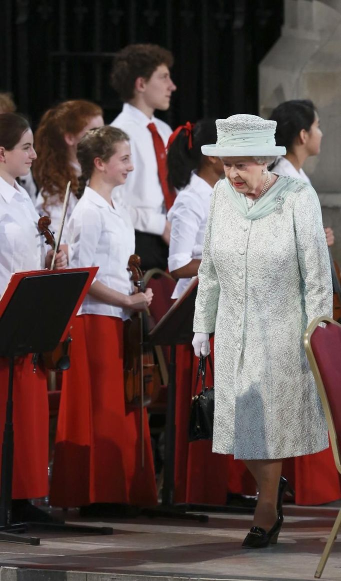 Britain's Queen Elizabeth is greeted by the National Children's Orchestra as she arrives for a lunch given by the Livery Companies for her Diamond Jubilee, at Westminster Hall in London June 5, 2012. The Queen began the fourth and final day of her Diamond Jubilee celebrations on Tuesday with a solo appearance at a thanksgiving service in St. Paul's Cathedral ahead of a horse-drawn procession and a wave from Buckingham Palace. REUTERS/Olivia Harris (BRITAIN - Tags: ANNIVERSARY ROYALS SOCIETY) Published: Čer. 5, 2012, 1:29 odp.