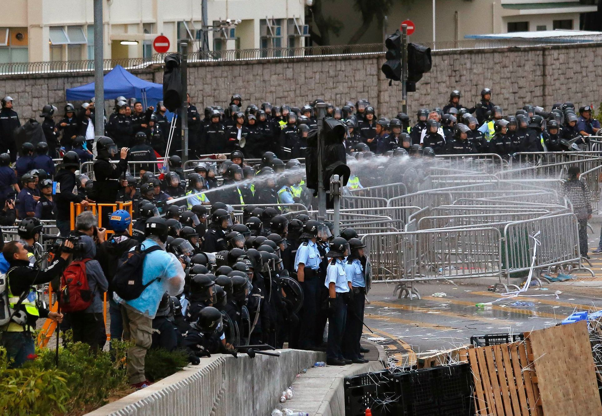 Střety demonstrantů s policisty v Hongkongu - 1. prosince