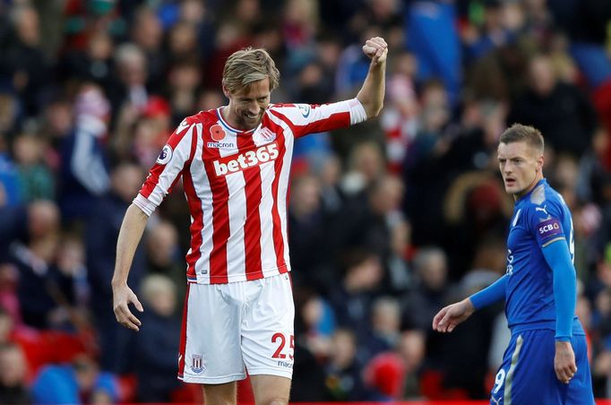 Útočník Stoke Peter Crouch slaví gól v zápase s Leicesterem