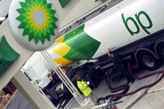 BP klesl zisk o pětinu, propustí tisíce lidí