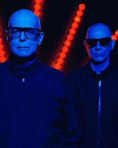 Pet Shop Boys tvoří zpěvák Neil Tennant a klávesista Chris Lowe.