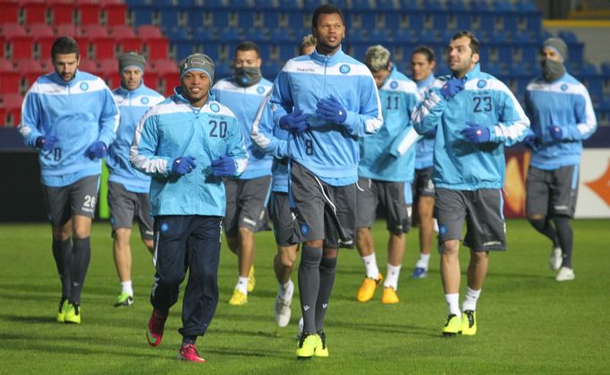 SSC Neapol před Plzní: Blerim Džemaili (20) a Andrea Dossena (8)