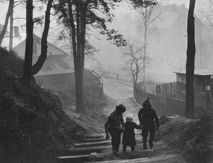 Ukázka z knihy Ondřeje Durczaka „Vzhůru do dolů! - Fotografické album průmyslového a kulturního dědictví uhelného hornictví ostravsko-karvinského revíru“ z roku 2023.