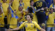 Švédský útočník Zlatan Ibrahimovič slaví vyrovnávací gól v zápase proti Španělsku.