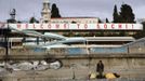 Two men are seen on the seafront in Sochi, the host city for the Sochi 2014 Winter Olympics, February 18, 2013. Although many complexes and venues in the Black Sea resort of Sochi mostly resemble building sites that are still under construction, there is nothing to suggest any concern over readiness. Construction will be completed by August 2013 according to organizers. The Sochi 2014 Winter Olympics opens on February 7, 2014. REUTERS/Kai Pfaffenbach (RUSSIA - Tags: BUSINESS CONSTRUCTION SOCIETY ENVIRONMENT SPORT OLYMPICS) Published: Úno. 18, 2013, 6:44 odp.