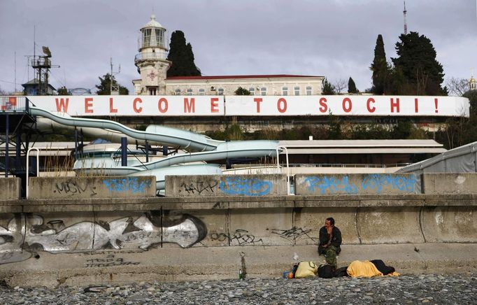 Two men are seen on the seafront in Sochi, the host city for the Sochi 2014 Winter Olympics, February 18, 2013. Although many complexes and venues in the Black Sea resort of Sochi mostly resemble building sites that are still under construction, there is nothing to suggest any concern over readiness. Construction will be completed by August 2013 according to organizers. The Sochi 2014 Winter Olympics opens on February 7, 2014. REUTERS/Kai Pfaffenbach (RUSSIA - Tags: BUSINESS CONSTRUCTION SOCIETY ENVIRONMENT SPORT OLYMPICS) Published: Úno. 18, 2013, 6:44 odp.